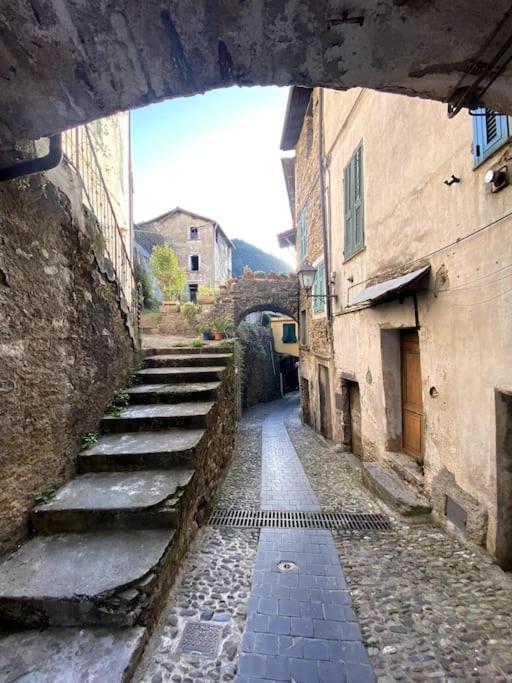 Iconic Italian Townhouse W Rooftop Terrace & Mountain View, Pigna Exterior foto