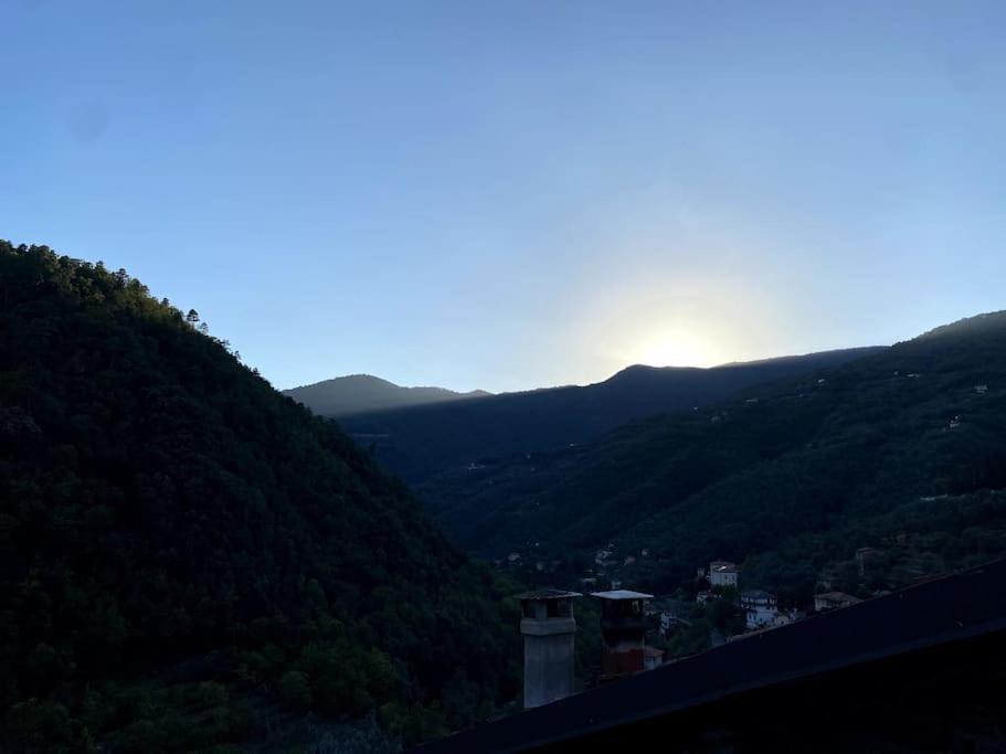 Iconic Italian Townhouse W Rooftop Terrace & Mountain View, Pigna Exterior foto