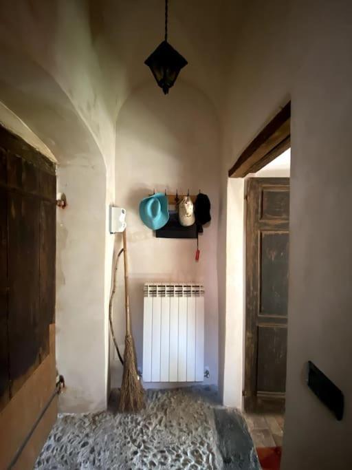 Iconic Italian Townhouse W Rooftop Terrace & Mountain View, Pigna Exterior foto