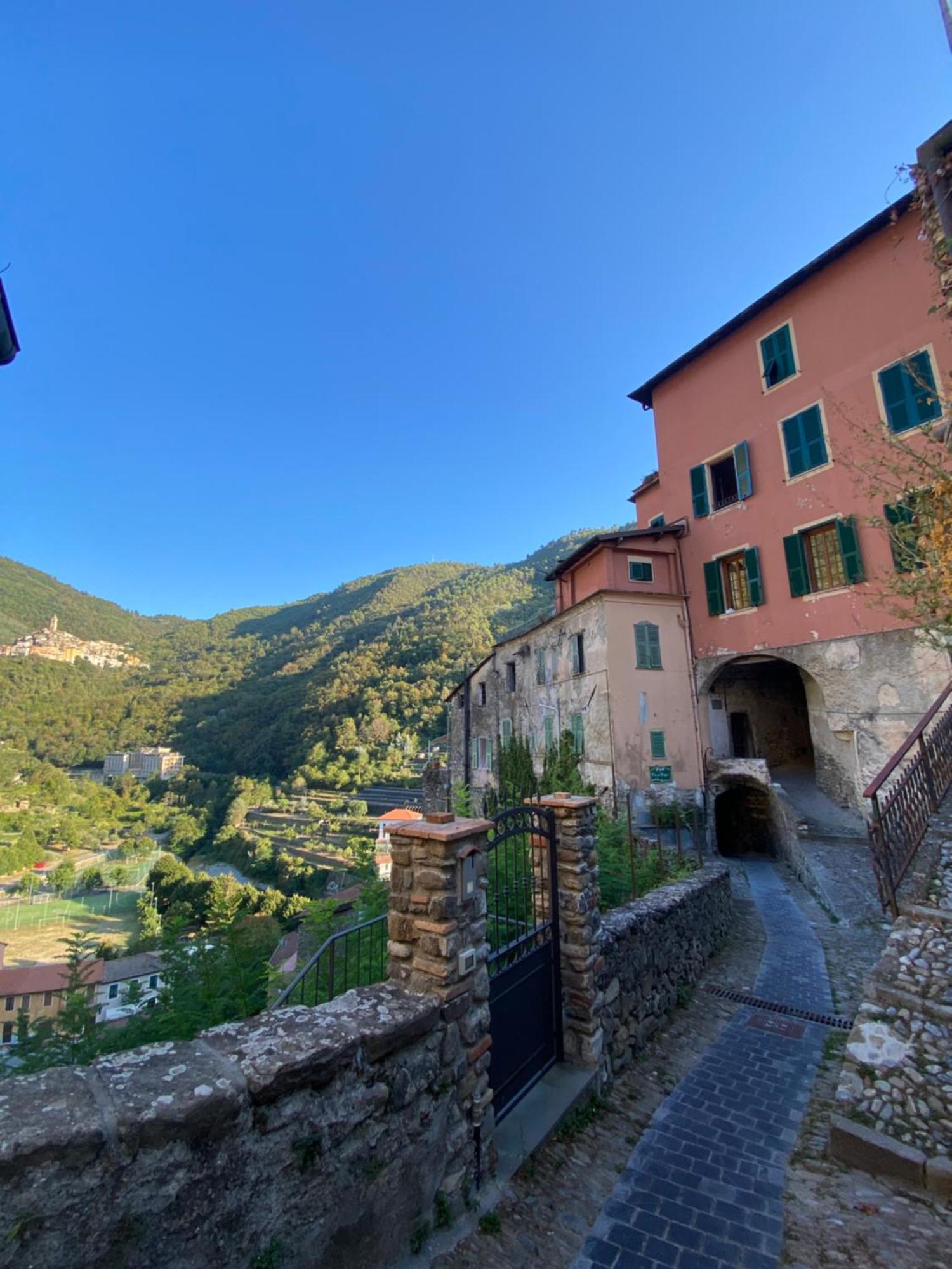 Iconic Italian Townhouse W Rooftop Terrace & Mountain View, Pigna Exterior foto