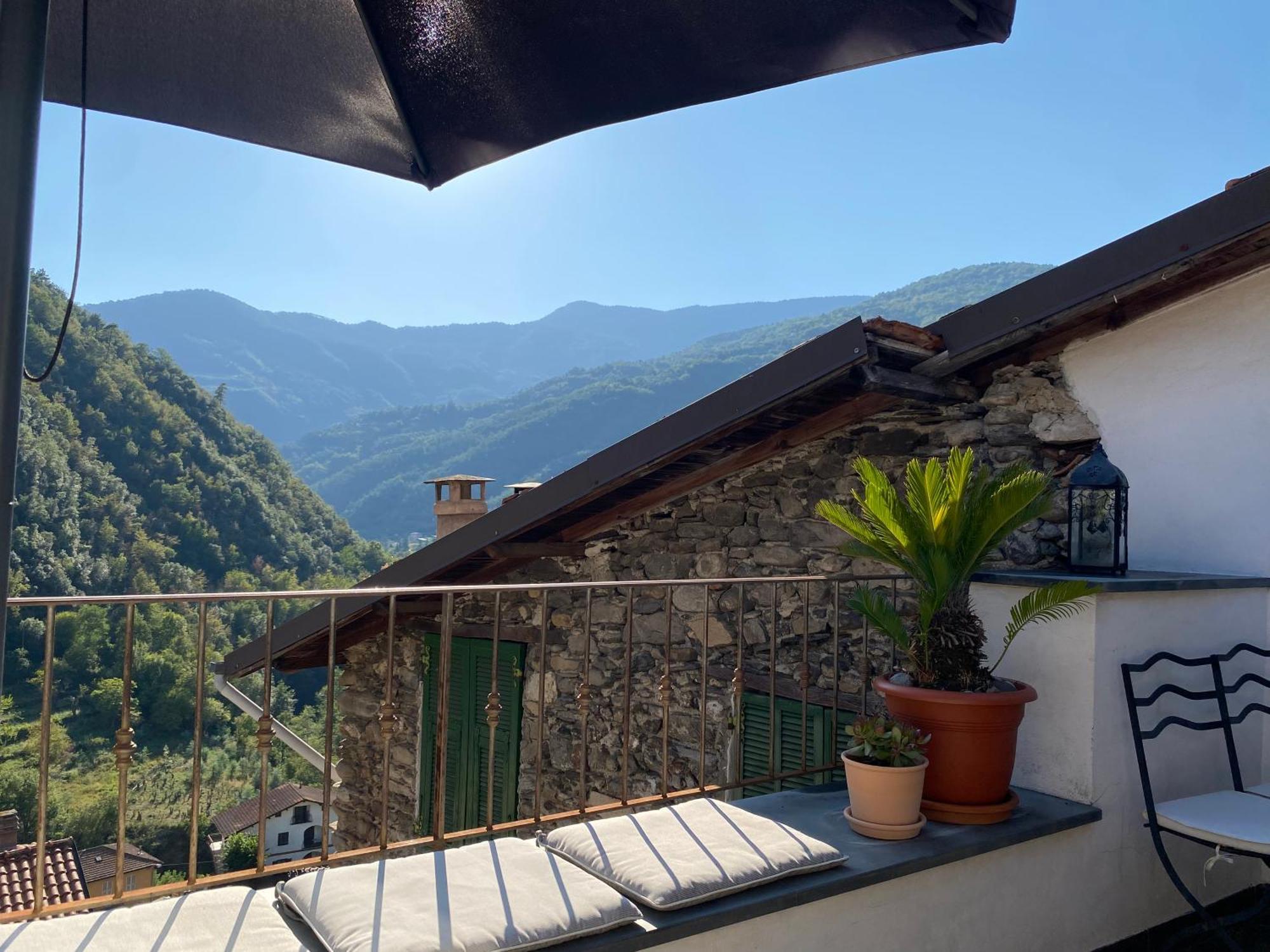 Iconic Italian Townhouse W Rooftop Terrace & Mountain View, Pigna Exterior foto