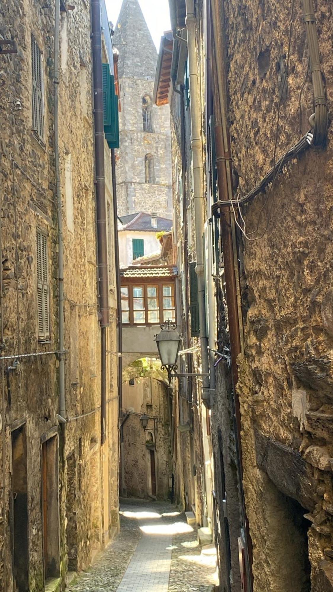 Iconic Italian Townhouse W Rooftop Terrace & Mountain View, Pigna Exterior foto