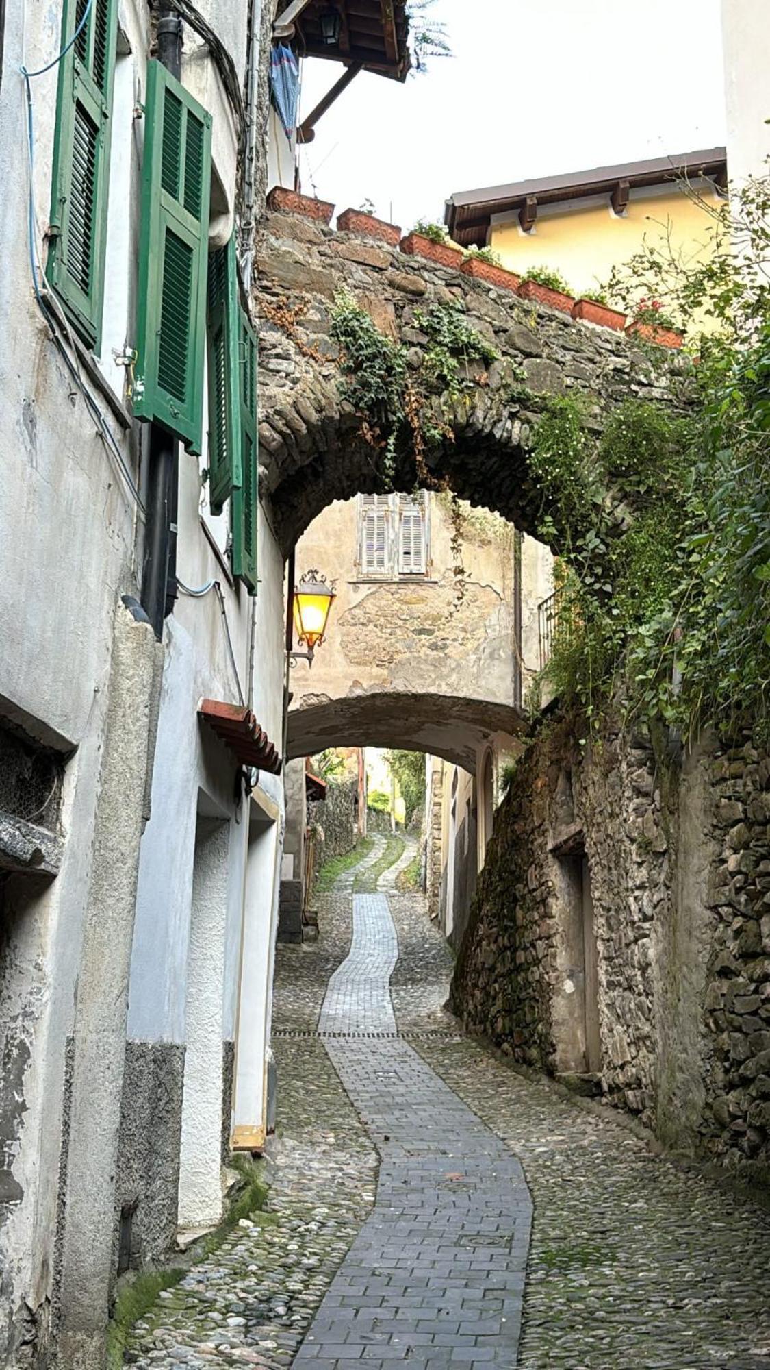 Iconic Italian Townhouse W Rooftop Terrace & Mountain View, Pigna Exterior foto